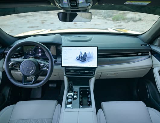 Interior & Technology Features