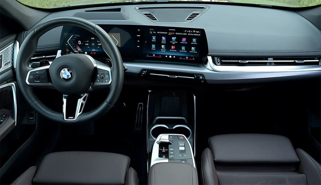 Interior & Technology Features