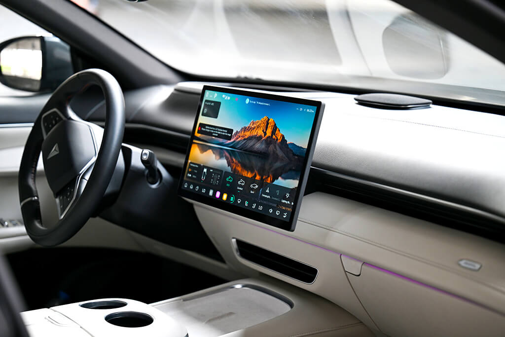 Interior & Technology Features