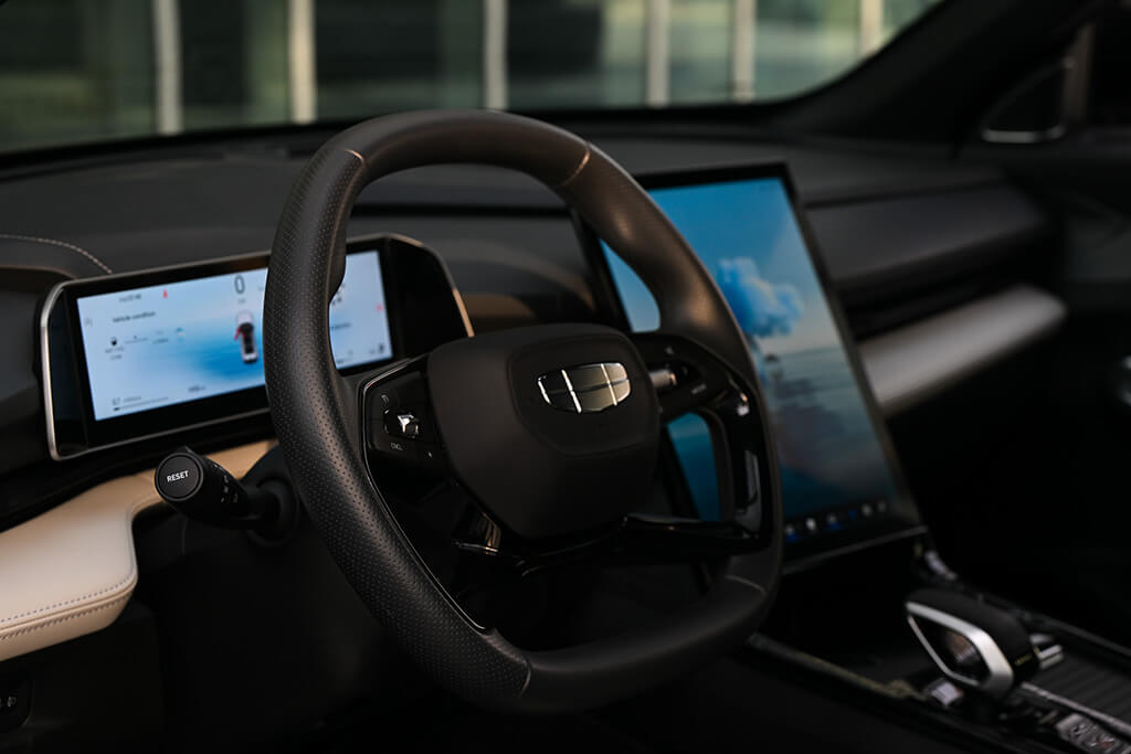  Interior & Technology Features