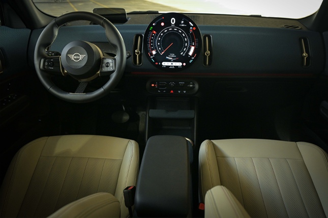 Interior & Technology Features